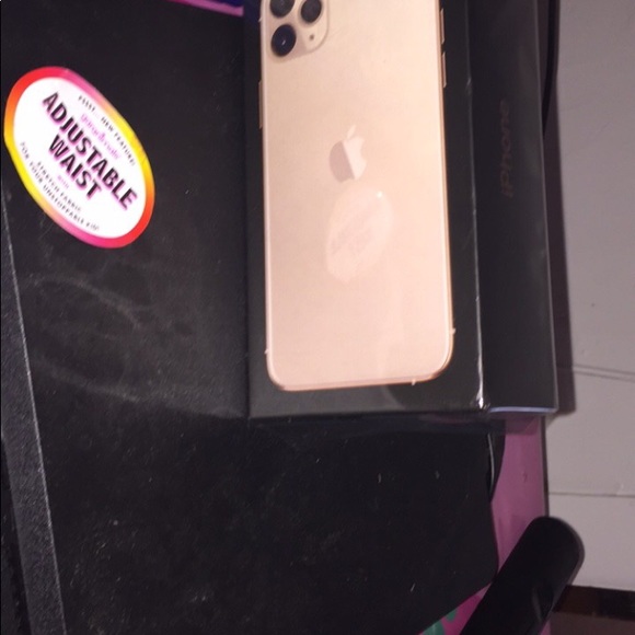 iPhone 11 pro max Gold 512GB - Picture 4 of 8